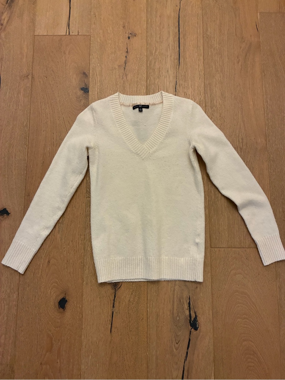 GAP Women's V-Neck Sweater in Cream